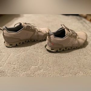 Women’s On Cloud running shoes 2.0, water proof in color desert/Luna